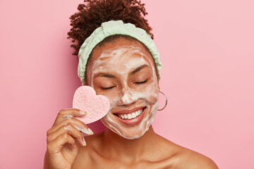 Mulher negra cuidando da sua pele durante a skin care.